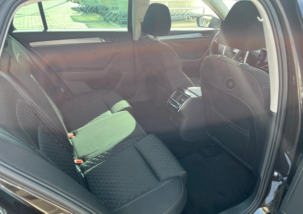 Skoda Superb cena 115000 przebieg: 140000, rok produkcji 2019 z Warszawa małe 191